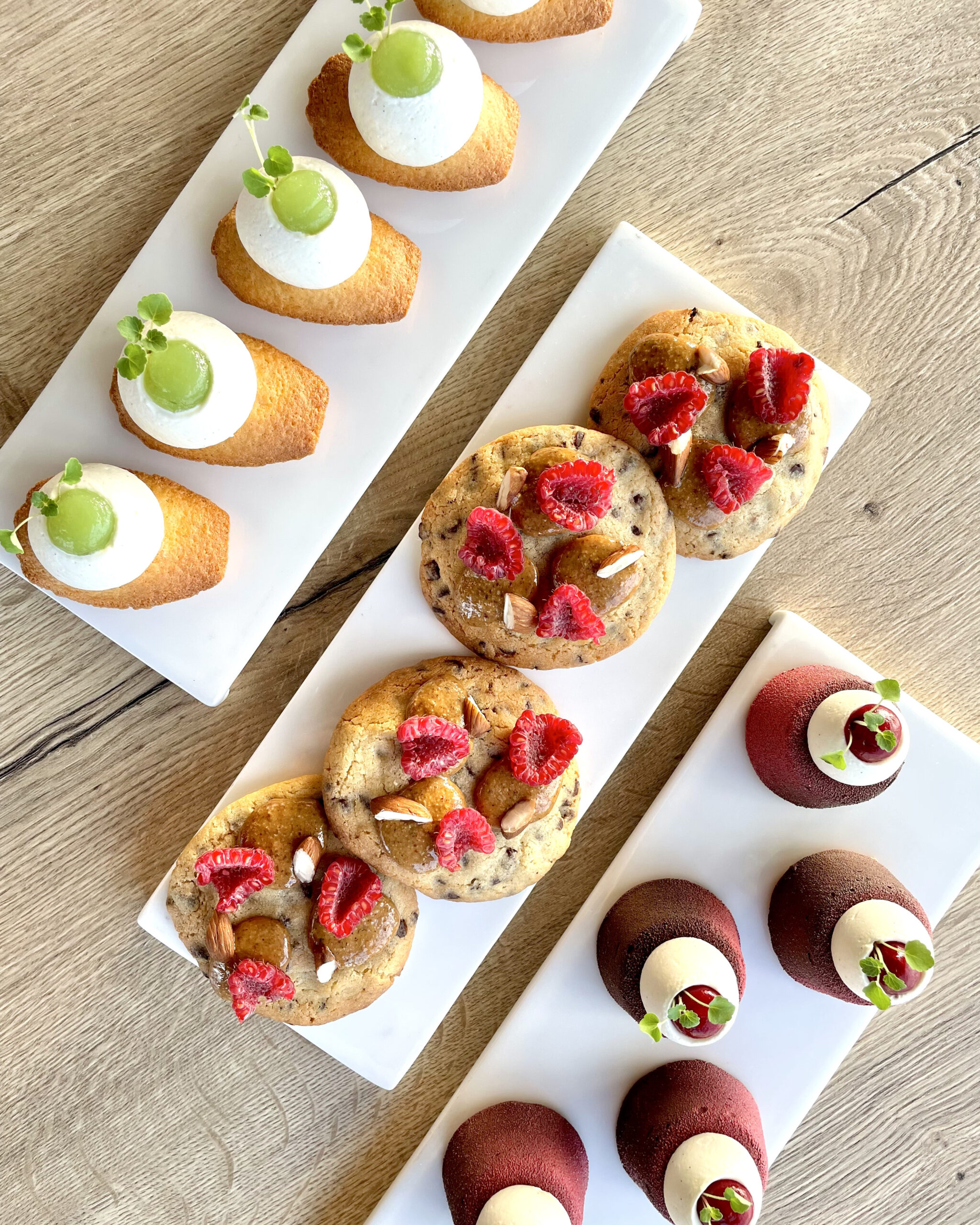 assortiments de desserts pour tea time, Madeleine, cookies, mini entremets